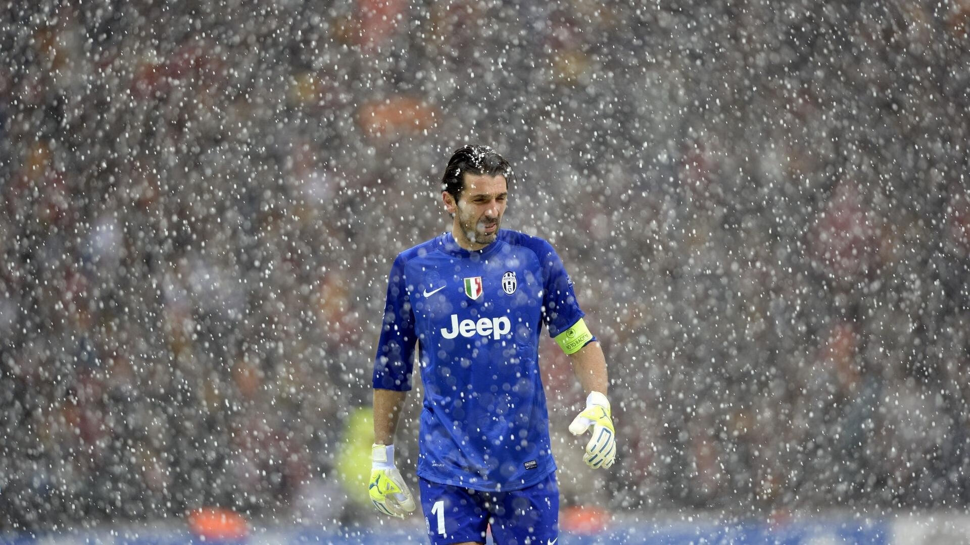 水球比赛中立代表队A防守坚固，水球比赛中球最多在手中停留多少秒